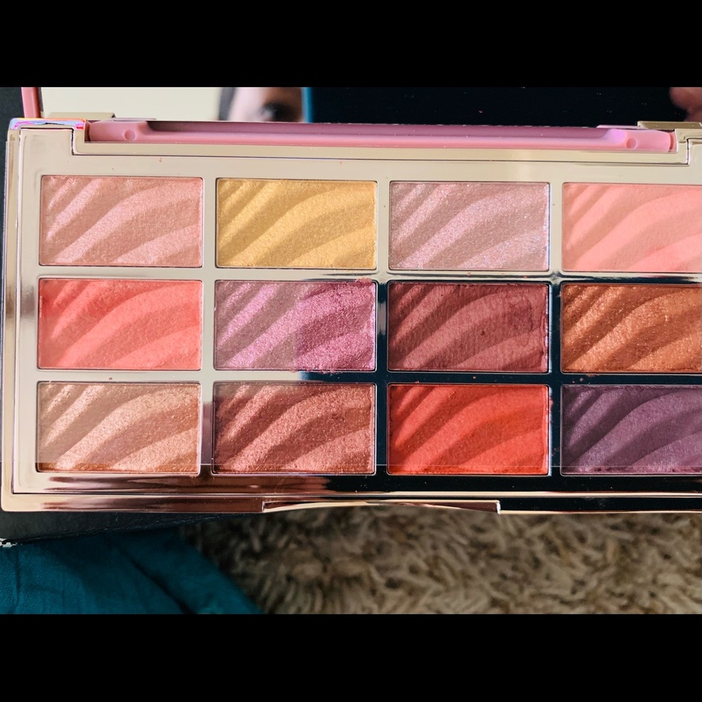 Ciaté The Velvet Palette eyeshadow new in box
